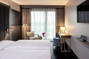 Business Room, Non Smoking | Hypo-allergenic bedding, in-room safe, desk, blackout curtains - Hotel AMANO East Side (Berlin)