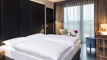 Quarto empresarial, para não fumantes | Roupas de cama antialérgicas, cofres nos quartos, escrivaninha