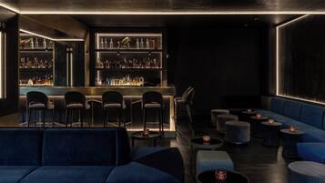 2 Bars/Lounges