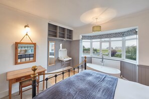 5 bedrooms, iron/ironing board, free WiFi