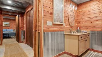 3 bedrooms, desk, free WiFi, bed sheets