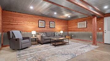 Téléviseur connecté, foyer, lecteur de DVD, livres