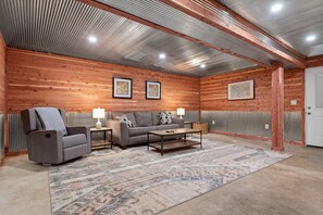 Smart-TV, Kamin, DVD-Player, Bücher