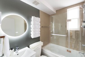 Badewanne, Haartrockner, Handtücher