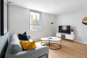 Living area - 2BR + Private Terrace | Bright & Central (Québec City)