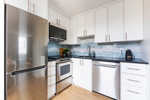 Private kitchen - 2BR + Private Terrace | Bright & Central (Québec City)