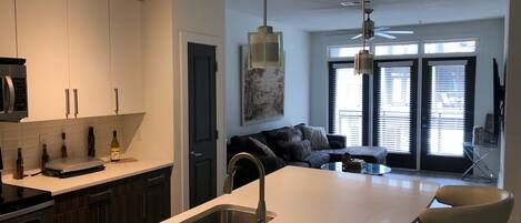 冷蔵庫、電子レンジ、オーブン、コンロ