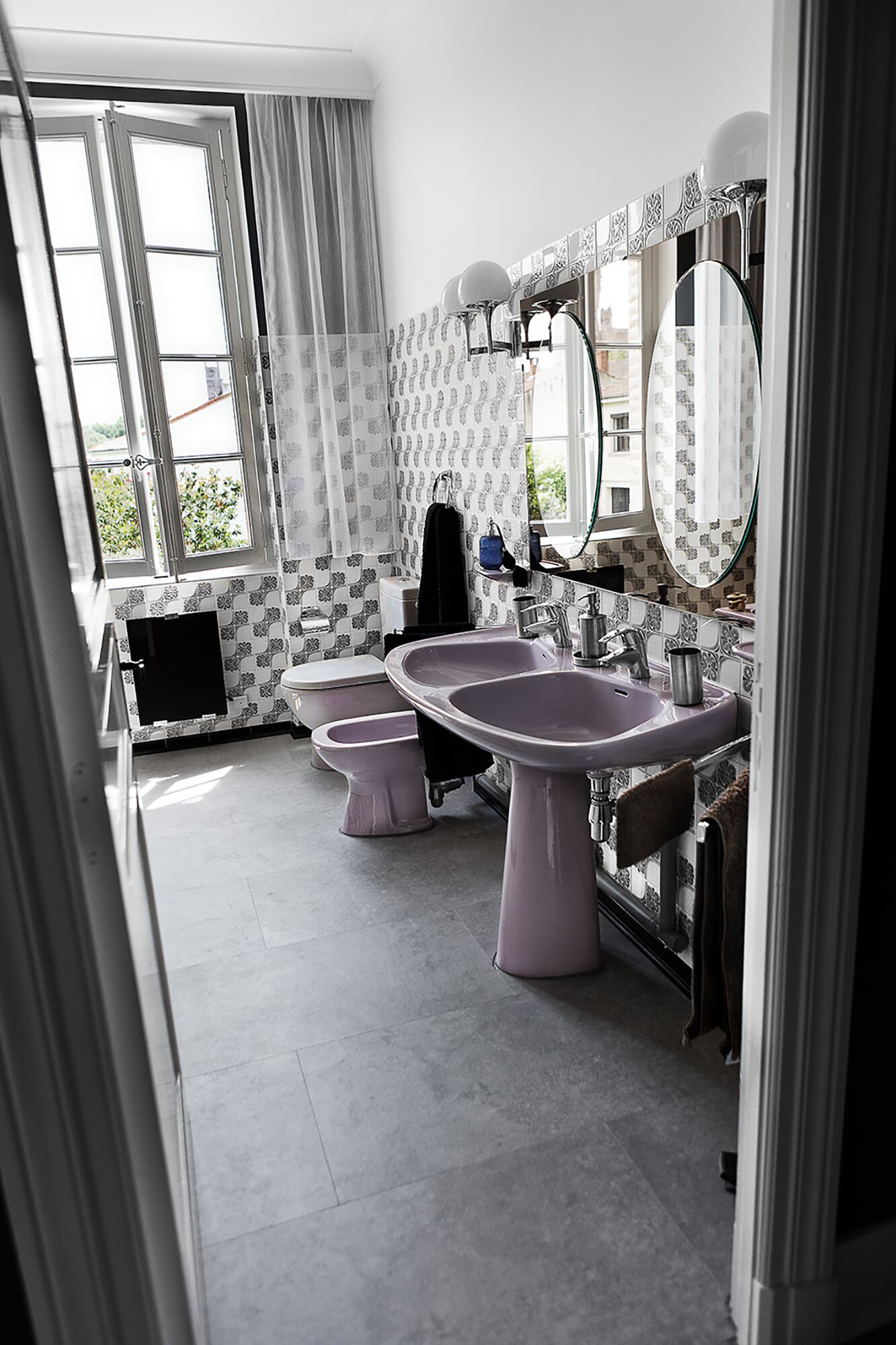 Ensemble douche/baignoire, sèche-cheveux, bidet, serviettes fournies