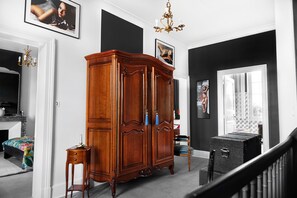 1 habitación, tabla de planchar con plancha, wifi gratis y ropa de cama 
