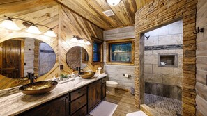 Baignoire, séchoir à cheveux, serviettes fournies, savon