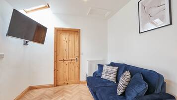 House | Living area | 32-inch flat-screen TV with digital channels, TV