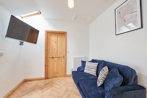 House | Living area | 32-inch flat-screen TV with digital channels, TV