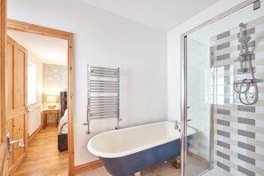 Maison | Salle de bain | Baignoire et douche séparées, serviettes fournies