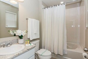 Ensemble douche/baignoire, sèche-cheveux, serviettes fournies, shampoing