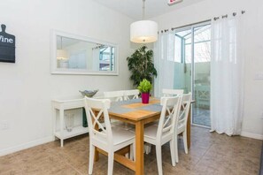 Dining - Great Lake View - Pet Friendly (Kissimmee)