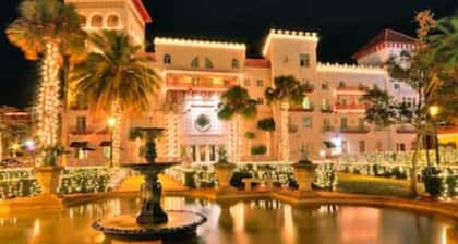 Stunning Seaside Studio Condo With King Bed & Heated Pool, Steps To Beach!