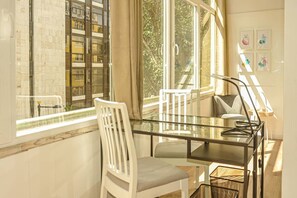 Camera doppia, bagno privato (7) | Con stile personalizzato, con arredamento individuale, una scrivania