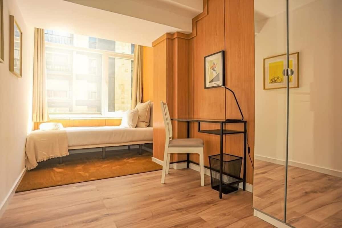 Camera singola, bagno condiviso (4) | Con stile personalizzato, con arredamento individuale, una scrivania