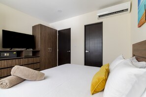 1 soveværelse, pengeskab på værelset, strygejern/strygebræt