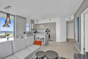Flat-screen TV - Enjoy the perfect blend of comfort, elegance, and luxury in this stunning 3-bedroom apartment (Hollywood)