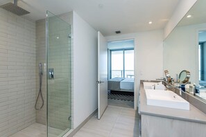 Free toiletries, hair dryer, towels - Enjoy the perfect blend of comfort, elegance, and luxury in this stunning 3-bedroom apartment (Hollywood)