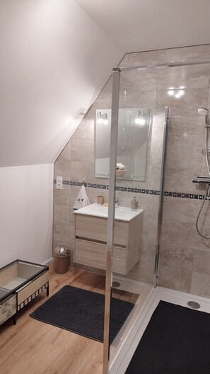 Dusche, Haartrockner, Seife, Toilettenpapier