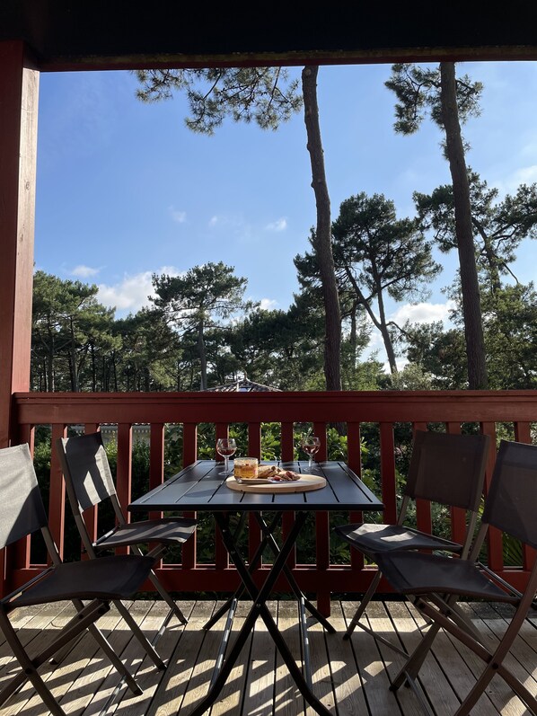 Outdoor dining - 2 bedrooms, 2 bathrooms appartement with terrace and balcony, close to beaches (Arcachon)
