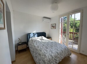 2 bedrooms, iron/ironing board, free WiFi, bed sheets