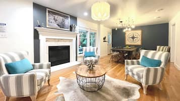 Älytelevisio, takka, pöytäjalkapallopöytä, kirjoja