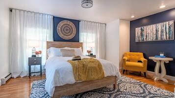 5 makuuhuonetta, työpöytä, silitysrauta/-lauta, vauvan matkasänky