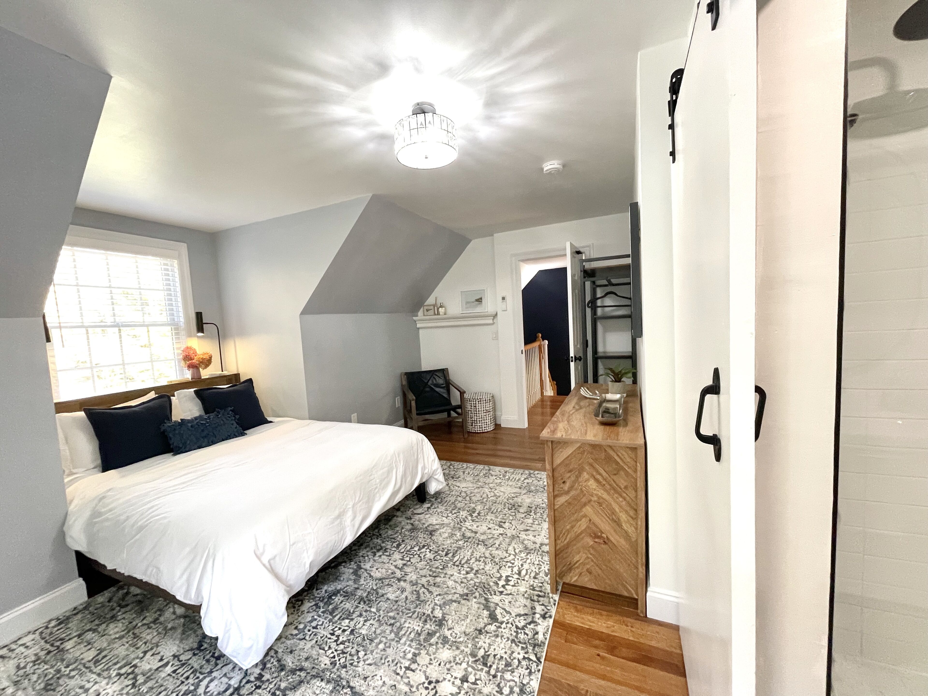 5 habitaciones, escritorio y tabla de planchar con plancha 