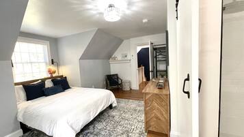 5 habitaciones, escritorio y tabla de planchar con plancha