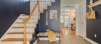 The Great Escape Ski Cottage w/HOT TUB @ Great Barrington