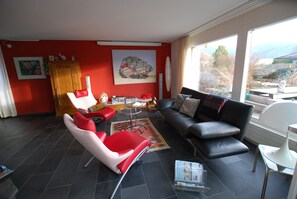 Smart-tv, eldstad och en stereo