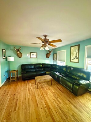 Smart-TV, Bücher, Stereoanlage