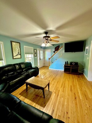 Smart TV, books, stereo - Quiet four bedroom cape. only 30 mins to Bar Harbor and Acadia National Park (Ellsworth)