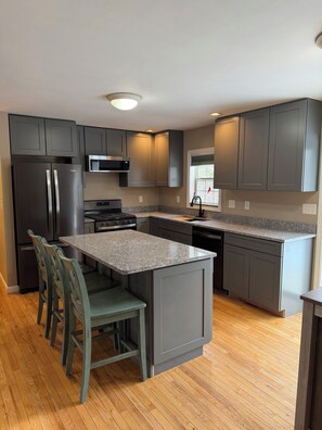 Een koelkast, een magnetron, een oven, een kookplaat