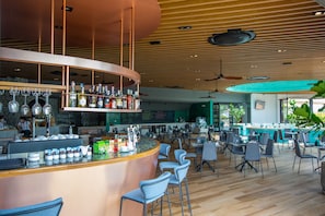 朝食、ランチ、ディナーに営業