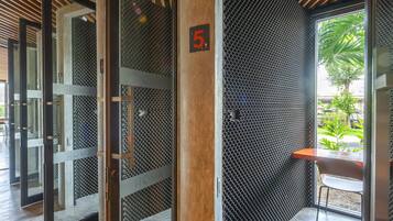 Un interior moderno con techo de madera, puertas de cristal y suelo de hormigón.