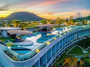 Una piscina al aire libre