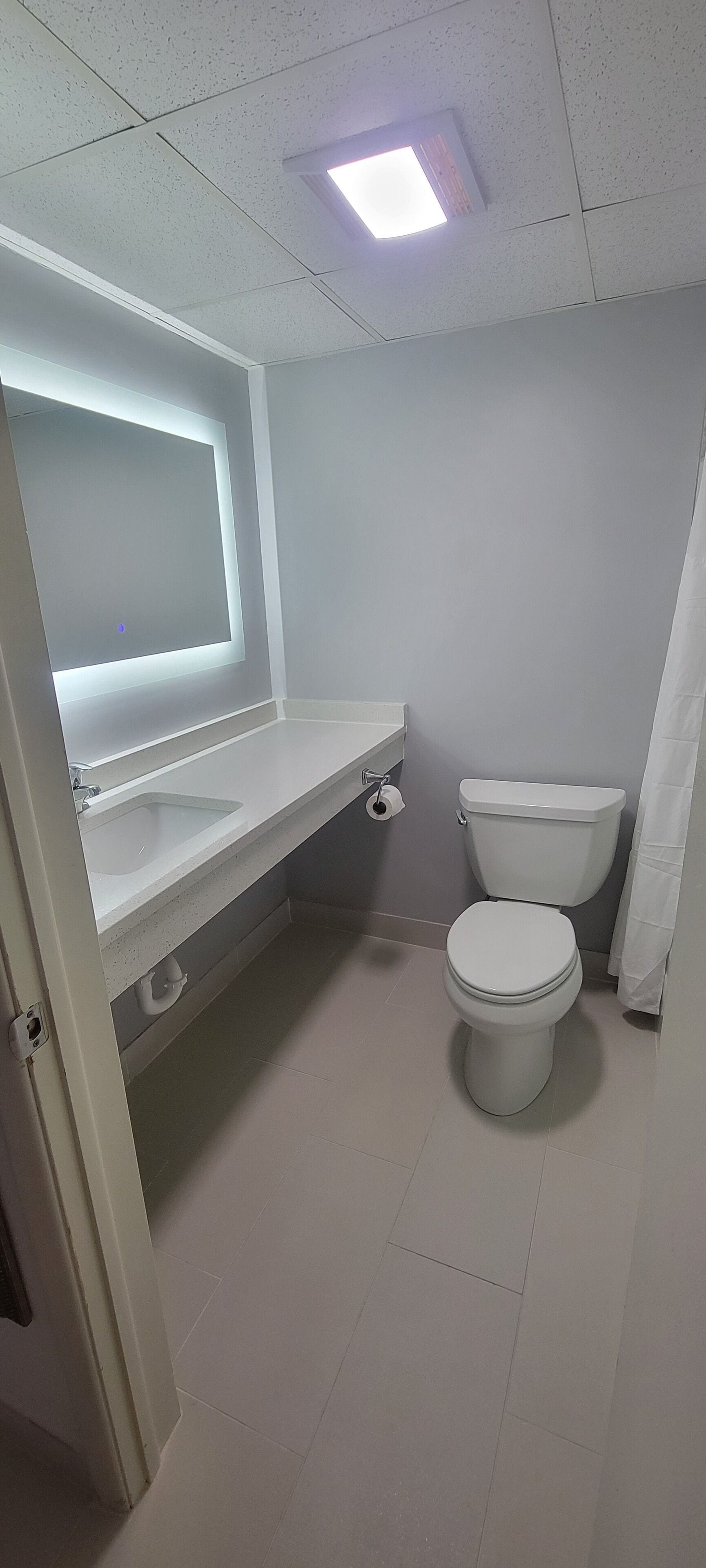 The Royal Inn & Suites — photo 9