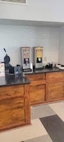Café da manhã para viagem grátis todos os dias