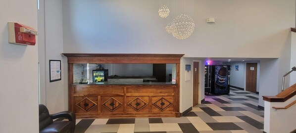 Lobby - The Royal Inn & Suites (Akron)