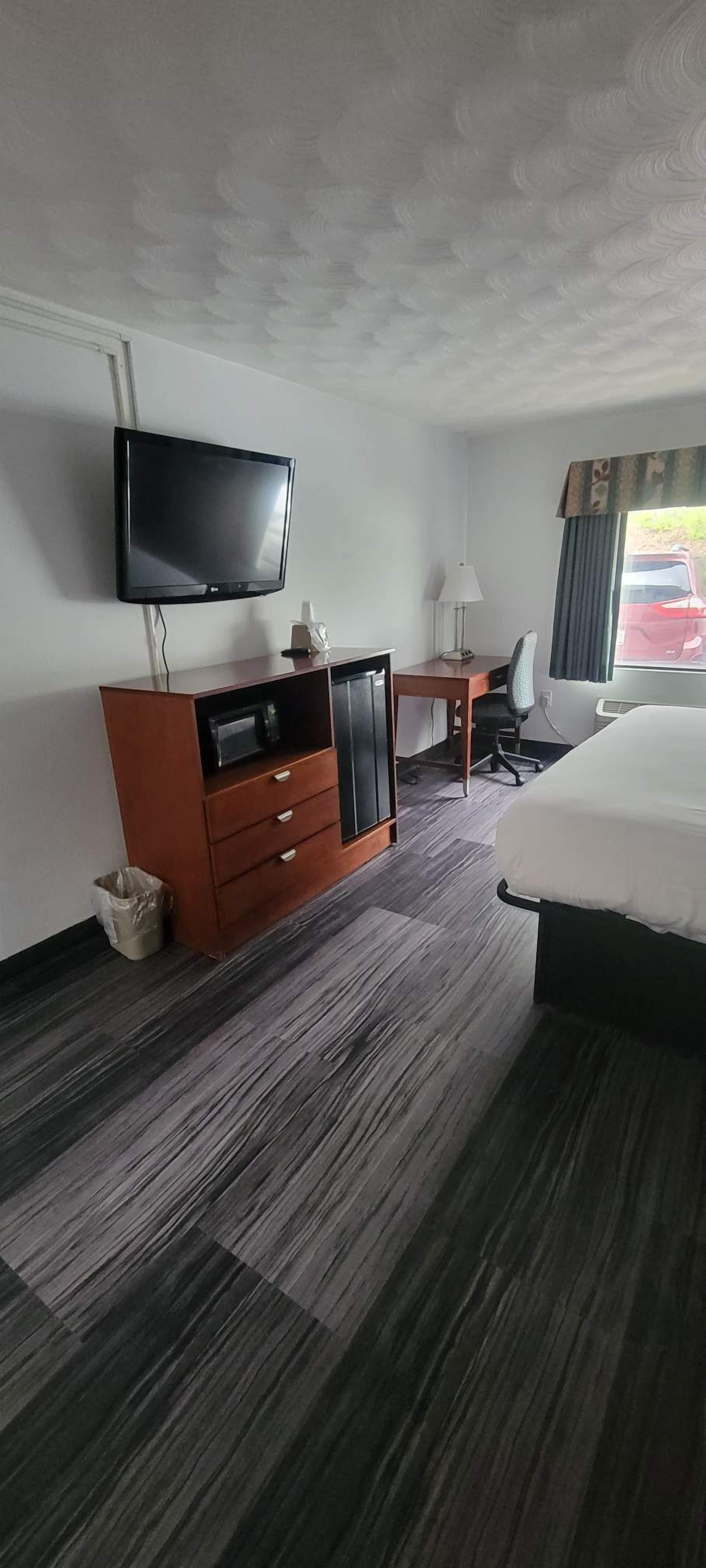 The Royal Inn & Suites — photo 12