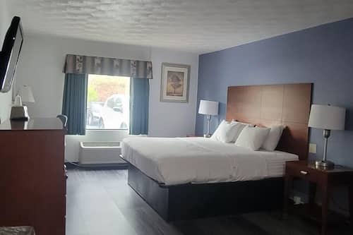 Chambre simple de base | Literie de qualité, lit avec matelas en mousse à mémoire, bureau