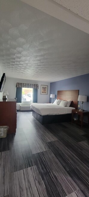 Premium bedding, memory-foam beds, desk, laptop workspace - The Royal Inn & Suites (Akron)