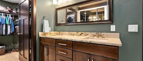 Combined shower/bathtub