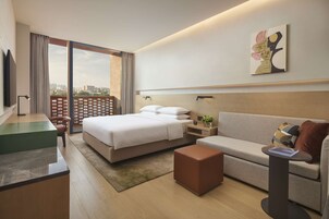 客房（1张特大床，附设阳台） | 高档床上用品、记忆海绵床垫、客房内保险箱、遮光窗帘