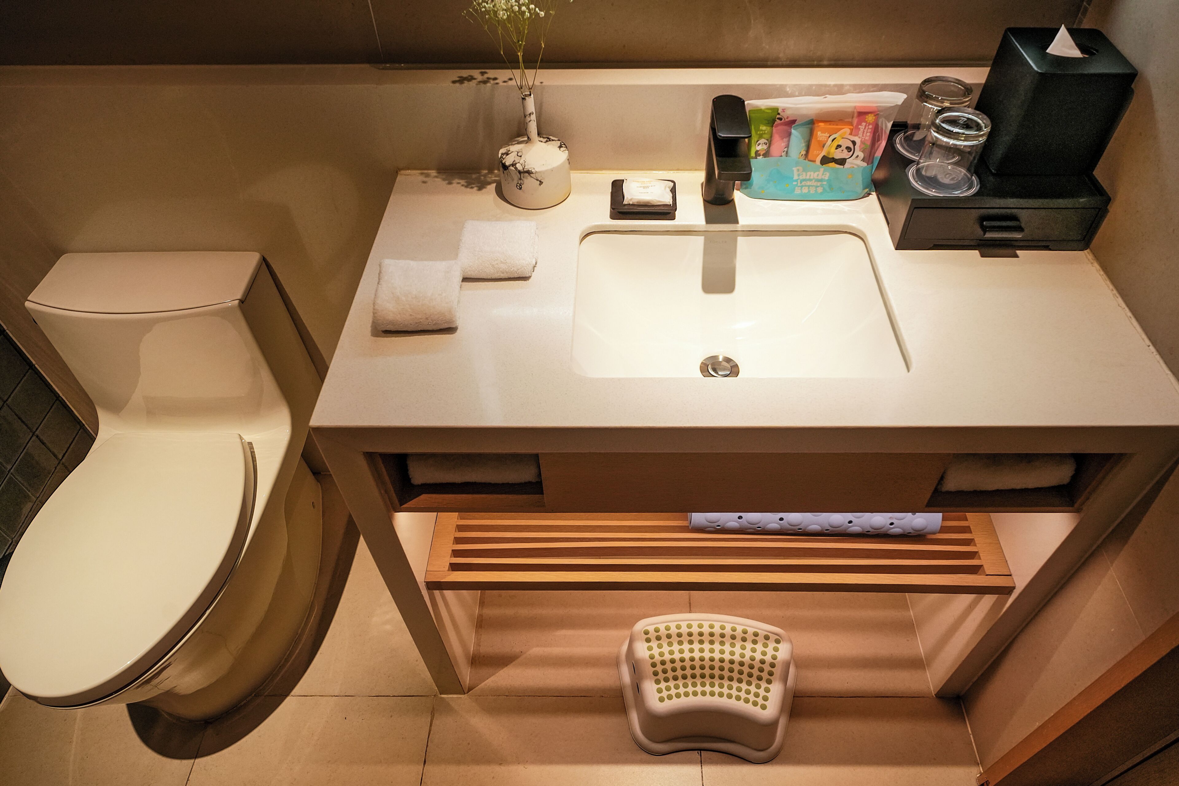 Une salle de bain moderne équipée de toilettes, d’un lavabo et d’une douche.