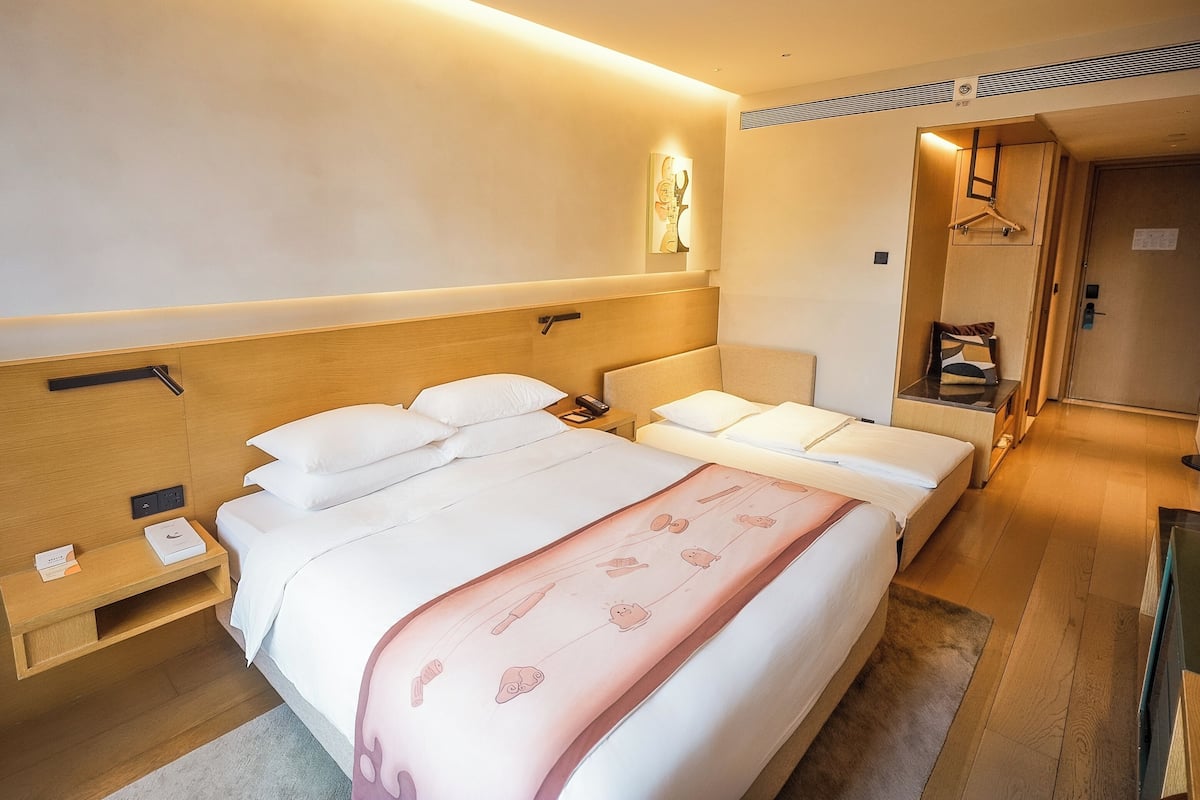 Habitación familiar, 1 cama King size y sofá cama | Ropa de cama de alta calidad y camas con efecto memoria